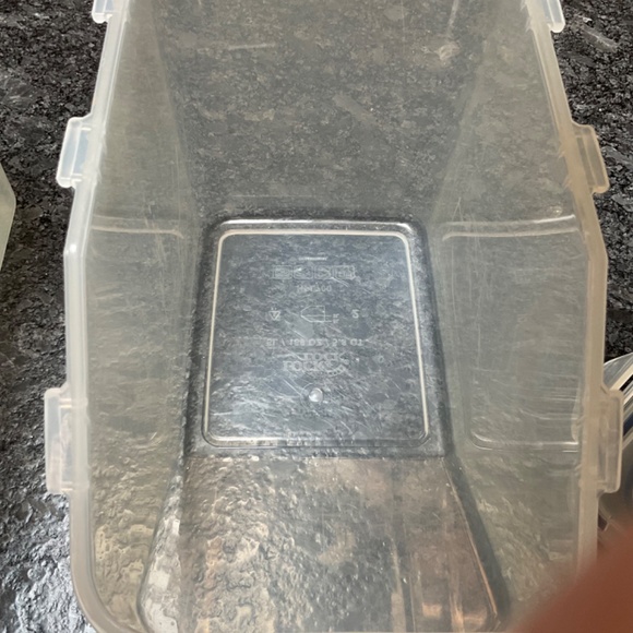 Lock and lock storage containers set of three slightly used - Picture 4 of 4